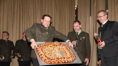 Bild: frd
Riesenbreze mit der Zahl 50 in der Mitte: Das Geschenk der Jäger-Kreisgruppe Oberviechtach symbolisierte den 50. Geburtstag des Stimmkreisabgeordneten im Bayerischen Landtag, Alexander Flierl (rechts).