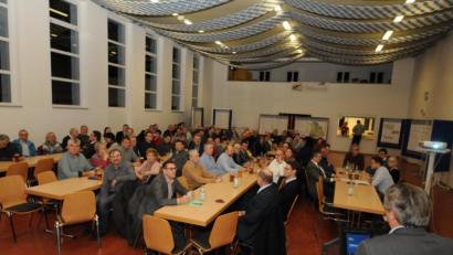 Bild: bey
Bürgermeister, Hausherr und Vorsitzender der ILE Naturparkland, Reiner Gäbl, verspricht sich in der Auftaktversammlung des Zusammenschlusses der "Elf Freunde" erhebliche Vorteile bei der Umsetzung komunaler Vorhaben.