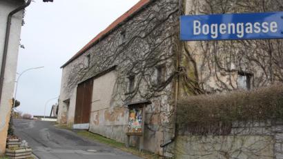 Bild: kro
Der Kanal in der Bogengasse wird erneuert, die Kosten dafür belaufen sich auf rund 140.000 Euro.