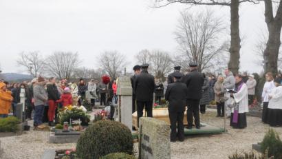 Bild: bey
Eine große Trauergemeinde nimmt am offenen Grab Abschied von Renate Tölzer.