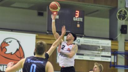 Bild: Alfred Schwarzmeier
Aaron Scott (am Ball) ist erneut bester Werfer der Neustädter.