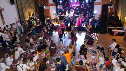 Bild: u
„Grease – Back to the 50's“ prangte ein großes Plakat beim Hirschauer Ball auf der Bühne. Den Siedepunkt erreichte die Stimmung bei den Garde-Showtänzen. John Travolta und Olivia Newton-John hätten ihre helle Freude an der Interpretation ihres Kult-Songs „Summer Nights“ gehabt.