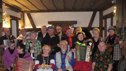 Bild: ang
Für ausgelassene Stimmung sorgte die große Schar der Mitwirkenden beim Musikantenfasching in der Rechersimer-Zoiglstube.