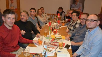 Bild: jr
Etwa 40 Zuhörer waren in den Schaumberger-Saal gekommen, um die Vorstellungen der SPD Konnersreuth aus erster Hand zu erfahren. Als Gastredner war Backhauschef Patrick Kutzer (links) dabei, rechts im Bild SPD-Ortsvorsitzender Markus Wenisch.