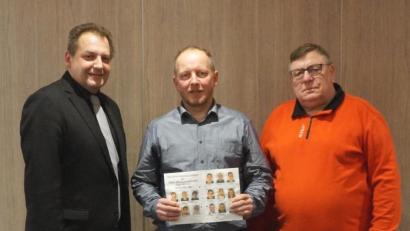 Bild: weu
Thomas Köppl (Mitte), Bürgermeisterkandidat der Freien Wähler, freut sich zusammen mit Vorsitzenden Johann Lindl (rechts) über die Unterstützung des FW-Kreisvorsitzenden und Landratskandidaten Dieter Jäger.