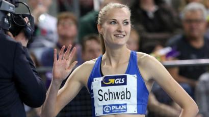 Bild: "Kiefner Sportfoto, Theo Kiefner, Winklerstrasse33, 90763 Fuerth"; Theo Kiefner
Corinna Schwab hat allen Grund zum Strahlen: In Chemnitz lief sie über die 200 Meter deutsche Jahresbestzeit.