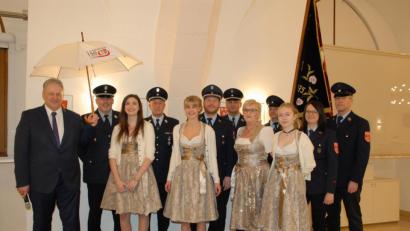 Bild: pop
Das Bitten der Abordnung aus Schmidmühlen wurde erhört: Landrat Richard Reisinger (links) übernimmt die Schirmherrschaft für das 150. Vereinsjubiläum der Feuerwehr.