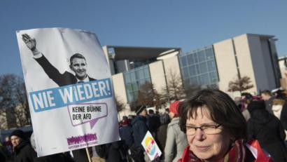 Bild: Paul Zinken/dpa
Friedlicher Protest gegen die AfD in Berlin bei einer Aktion gegen Rechts und den Vorkommnissen in Thüringen.