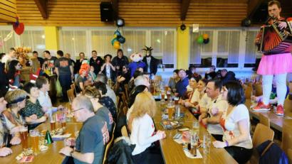 Bild: do
Das Narrenvolk lässt es beim "Feierwehr"-Fasching im Gemeindezentrum so richtig krachen