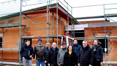 Bild: ds
Der Baufortschritt liegt im Zeitplan, berichten Alfred Popp (Zweiter von rechts) und Jakob Neidl (links) vom Architekturbüro Popp den drei Neukirchener Bürgermeistern Winfried Franz (Vierter von links), Wolfgang Rattai (Dritter von links) und Herbert Pilhofer (Fünfter von links), der Leiterin der allgemeinen Verwaltung, Ingrid Plickert, und Manfred Stollner (Zweiter von links) vom Bauamt der Verwaltungsgemeinschaft. Über ihre Pläne für die Außenanlagen informieren David Neidl (Dritter von rechts) und Franziska Mikuta (rechts) vom Landschaftsarchitekturbüro Neidl & Neidl.