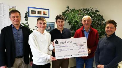 Bild: exb
Josef Ziegler (Zweiter von rechts) bedankte sich bei Schulleiter Christian Schwab (links) und Organisator Wolfgang Malzer (rechts) für die Treue, mit der seine „Aktion Tschernobyl“ seit vielen Jahren durch das JAS-Gymnasium Nabburg unterstützt wird. Die SMV, hier vertreten durch die Schülersprecher Elias Dobler und Lukas Schönl (von links) überreichten eine Spende über 2700 Euro.