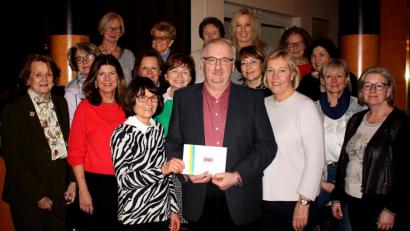 Bild: R. Kreuzer
Die Spende für die Kinderkrebshilfe Nordoberpfalz überreicht Michaela Rechl (vorne, links) an Herbert Putzer.