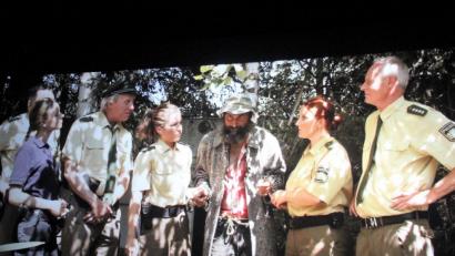 Bild: Holger Stiegler
Auch die Oberpfälzer Schauspieler Norbert Neugirg (rechts) und Christina Baumer (zweite von rechts) setzen im „Fichtelgebirgskrimi“ wesentliche Akzente.