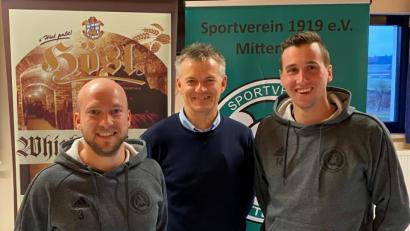 Bild: exb
Rainer Fachtan, der Sportliche Leiter des SV Mitterteich, freut sich über die Vertragsverlängerung von Thomas Wildenauer (links) und Kapitän Manuel Dürbeck.