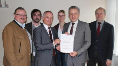 Bild: sfo
Bürgermeister Alfred Stier, Regionalmanager der Ikom Stiftland Markus Frank, ALE-Behördenleiter Thomas Gollwitzer, Assistentin Stefanie Bäuml, Ikom-Verbandsvorsitzender Roland Grillmeier und Ikom-Geschäftsführer Wolfgang Kaiser (von links) bei der Überreichung des Förderbescheids.