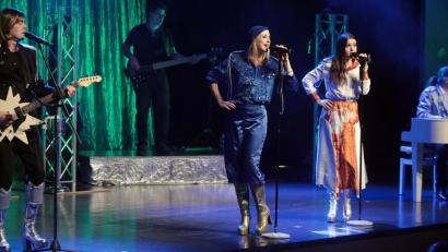 Bild: Wolfgang Steinbacher
Viele der großen ABBA-Hits, vor allem die Balladen, reflektieren das Auf- und Ab der Beziehungen zwischen Benny, Anni-Frid, Björn und Agnetha. Lieder wie “The Winner Takes it All“ sind ein Spiegelbild ihrer Seele. Viel Stimmung, viel gute Laune, viel gelungene ABBA-Musik im ACC mit der Liveshow Super ABBA.