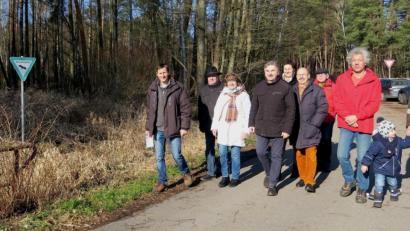 Bild: Hirsch
Mitglieder der ÖDP, des LBV und der Baumfreunde machten sich ein Bild vor Ort und lehnen die Ansiedlung eines Gewerbegebietes in der Nähe des Naturschutzgebietes "Hirtlohweiher" an der Steinberger Straße ab.