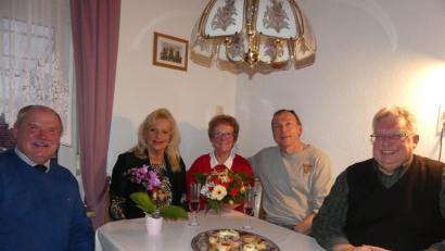 Bild: rn
Mit ihren Kindern Monika und Erwin stößt Barbara Gradl (Dritte von links) auf ihren 80. Geburtstag an. Bürgermeister Peter Lehr (links) und Seniorenbeauftragter Udo Müller (rechts) überbringen die Glückwünsche der Stadt.