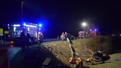 Bild: mde
Stark beschädigt kommt das Auto neben der Böschung zum Stillstand. Zuvor rauschte der alkoholisierte Fahrer mit dem Auto über den dortigen Kreisverkehr und riss die Schutzleitplanke mit die Böschung hinab.