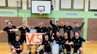 Bild: exb
Die erste Herrenmannschaft des VC Schwandorf steigt in die Landesliga auf.