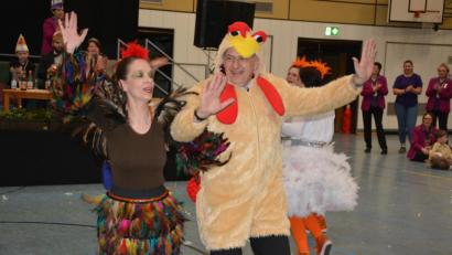 Bild: jr
Roland Grillmeier als Gockel unter den Hennen vom Gaudiwurm-Damenballett "Starlight".