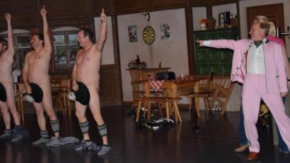 Bild: bö
Was Männer nicht alles machen, wenn sie auf Frauensuche sind. Im ACC in Amberg kreischten die Frauen dazu, als die Burschen als Lederhosen Chippendales beim Finale "Bauer sucht..." auf der Bühne standen.