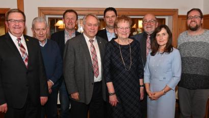Bild: gf
Neuwahlen beim AWO-Kreisverband Amberg-Sulzbach (von links): Bezirksrat Martin Preuß, Schatzmeister Reinhard Dütsch, Bezirksrat Richard Gaßner, Bezirksvorsitzender Siegfried Depold, die stellvertretenden Vorsitzenden Christian Beyer und Ursula Rähr, Vorsitzender Martin Seibert, AWO-Kreisgeschäftsführerin Julia Rußwurm und Schriftführer Daniel Seibert.
