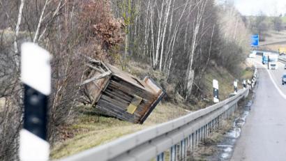 Bild: Gabi Schönberger
An der A93 bei Windischeschenbach hat der Sturm „Sabine“ einen Hochsitz umgeworfen. Er drohte, auf die Fahrbahn zu rutschen.