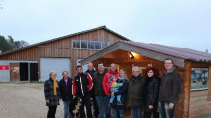Bild: paf
Gut läuft die Milchtankstelle der Mayers auf ihrem Hof in Erlheim, erfuhren die Besucher der CSU. Von links Marga Klameth, Mutter Gisela und Sohn Gerald Mayer, Fritz Bart, Stefan Frank, Manfred Seitz, Eva Fröhlich, Lothar Bedritzki, Bianca Sommer und Vorsitzender Patrick Fröhlich.