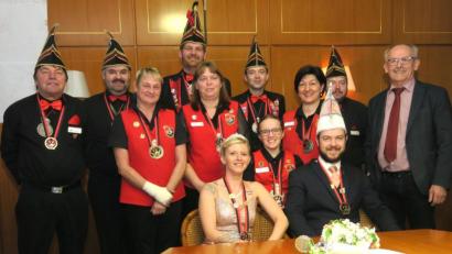 Bild: Hirsch
Bürgermeister Harald Bemmerl (rechts) empfing die Delegation der "Seelania" im Rathaus und ließ sich über das Programm am Faschingswochenende informieren.
