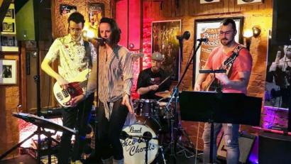 Bild: lst
„Voice & Chords“ überzeugen bei ihrem Gig im Rothenstädter Rockmusikclub „Salute“.