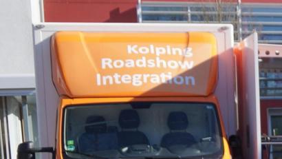 Archivbild: weu
Das orange leuchtende Infomobil der Kolping-Roadshow macht Halt an der Mittelschule in Oberviechtach.