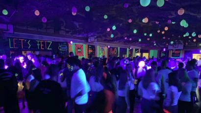 Bild: frd
Leuchtend bunte Farbtupfer prägten das Ambiente bei der Schwarzlicht-Party der Feuerwehr Niedermurach.