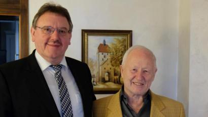 Bild: Stefanie Gradl
Bürgermeister Hans-Martin Schertl (links) gratuliert dem Jubilar Horst Bär zum 80.Geburtstag.