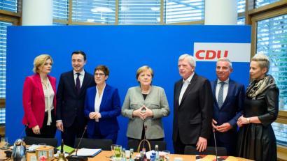Bild:  Gregor Fischer/dpa
Die Führungsspitze der CDU: Bundeslandwirtschaftsministerin Julia Klöckner (von links), Generalsekretär Paul Ziemiak, Generalsekretär, Parteichefin Annegret Kramp-Karrenbauer, Bundeskanzlerin Angela Merkel, der hessische Ministerpräsident Volker Bouffier, der baden-Württemberger Landeschef Thomas Strobl udn die Vizevorsitzende Silvia Breher.