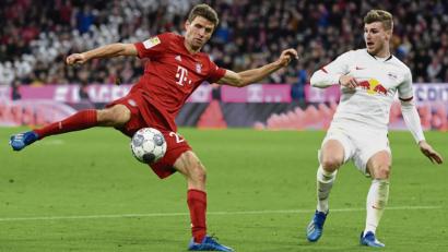 Bild: agentur_dpa
Thomas Müller (links) will den Ball in Richtung Leipziger Tor befördern, Timo Werner stellt sich dem Vorhaben in den Weg: Der FC Bayern München kommt im Bundesliga-Spitzenspiel gegen RB Leipzig nicht über ein 0:0 hinaus.