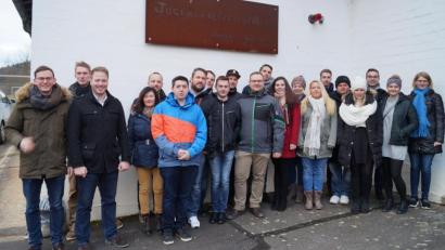 Bild: bö
Die Jugendfreizeitstätte des Landkreises Amberg Sulzbach in Weißenberg gehört renoviert und neu ausgerichtet. Dies ist die klare Forderung der Kandidaten der JU-Liste im Landkreis Amberg Sulzbach mit Vorsitzendem Henner Wasmuth (Dritter von links) und seinem Team.