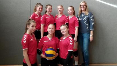 Bild: exb
Die HCA-Volleyballmädchen III mit ihrer Betreuerin Oberstudienrätin Patrizia Starke.