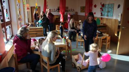 Bild: sne
Beim Tag der offenen Tür im Hüttener Kindergarten nehmen die Jungen und Mädchen mit ihren Eltern die Einrichtung genau unter die Lupe.