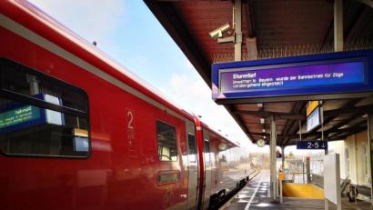 Bild: Thomas Dobler
Der Schwandorfer Bahnhof, tagsüber normalerweise recht belebt, war am Montag wie ausgestorben. "In Bayern", so hieß es am Vormittag auf der Anschlagtafel, "wurde der Bahnbetrieb für Züge vorübergehend eingestellt".