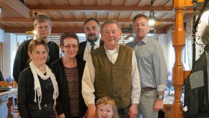 Bild: fvo
Christl Bock (Dritte von links) und ihr Ehemann Erwin (Zweiter von rechts) feiern zusammen mit Sohn Gerald (rechts) die Diamantene Hochzeit.