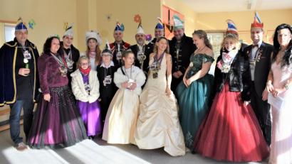 Bild: rgr
Bevor der Hüttener Faschingszug losgeht, verleiht der Sportverein "Concordia" Orden an die Mitwirkenden.