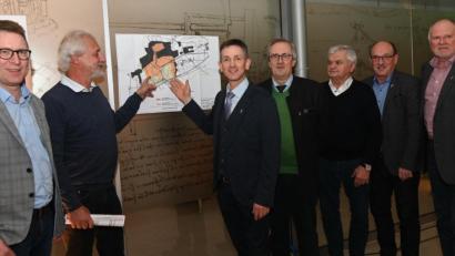 Bild: gfr
"Wir können nicht verantworten, 80 Hektar Wald unwiederbringlich für ein interkommunales Gewerbegebiet opfern, das vor zehn Jahren gut angedacht war, aber heute nicht mehr in das Entwicklungskonzept der Gemeinde Ursensollen passt." Darüber sind sich Politiker der Freien-Wähler- und der SPD-Fraktion einig (von links): Horst Lihl (FW), Norbert Mitlmeier (SPD), Albert Geitner (FW), Franz Mädler (FW), Georg Bauer (SPD), Alois Lehmeier (FW) und Norbert Schmid (SPD).