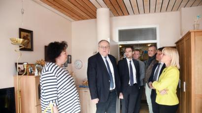 Bild: Gabi Schönberger
Pflegedienstleiterin Sabine Kroy-Leci (von links) zeigt Bezirkstagsvizepräsident Lothar Höher, Landtagsabgeordnetem Stephan Oetzinger, Stadtrat Hans Gmeiner, OB-Kandidat Benjamin Zeitler und Sozialministerin Carolina Trautner die Räume der Pflegeeinrichtung.