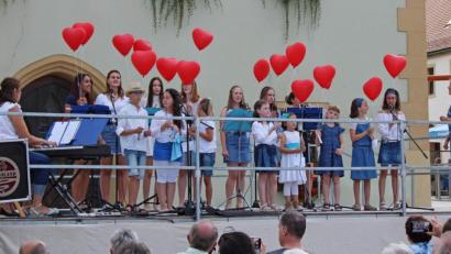 Bild: u
Unter dem Motto „Sommer macht Laune“ gab der Kinder- und Jugendchor Herzwärts 2019 auf dem Marktplatz vor gut 250 Zuschauern ein Sommerkonzert der Extraklasse (von links): Iryna Hermann (E-Piano), Olivia Neal, Annika Köck, Benjamin Klier, Selina Bösl, Laura Scheler, Franziska Paulus, Magdalena Klier, Tanja Rosensprung, Carolina Luber, Katharina Braun, Veronika Lipp, Sophia Dotzler, Luisa Sehr, Valentina Lipp, Christina Luber und Chorleiterin Gertrud Siegert.