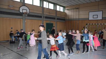 Bild: fz
Eine Polonaise zieht durch die Turnhalle.