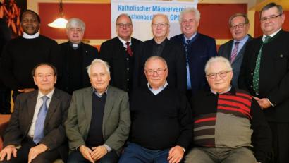 Bild: do
Als "Salz der Erde" und als "Lichter der Orientierung" werden bei einem Ehrungsabend des Katholischen Männervereins vier langjährige Vorstandsmitglieder gewürdigt. Im Bild sind die Geehrten Josef Bartl, Hans Kern, Ludwig Schreml und Arnold Mirwald (sitzend, von links) und die ersten Gratulanten Vikar Victor, Präses Thomas Jeschner, Diakon Walter Bachhuber, Pfarrer Helmut Süß, Vorstand Manfred Neumann, dritter Bürgermeister Klaus Lehl und Stadtverbandsvorsitzenden Dieter Kies (stehend, von links).