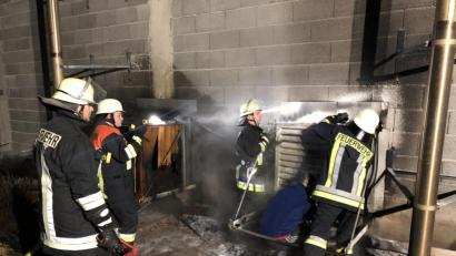 Bild: egl
Die Einsatzkräfte der Feuerwehr bekamen den Brand in der Feldscheune rasch unter Kontrolle.