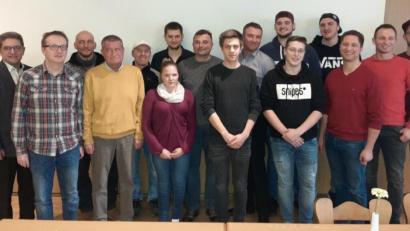 Bild: soj
Viele neue Gesichter im künftigen Verwaltungsrat des TSV Mehlmeisel: Bürgermeister Franz Tauber (links) gratulierte dem neuen Vorstandsduo Alexander Tuks (Siebter von rechts) und Heiko Köstler (Achter von links) und wünschte dem Verein für die Zukunft nur das Beste.