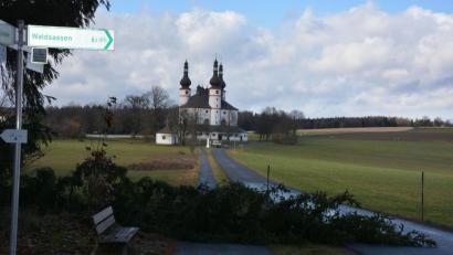 Bild: jr
Die Verbindungsstraße zwischen Waldsassen und der Wallfahrtskirche Kappl war am Montag zwischen 11 und 15 Uhr wegen umgestürzter Bäume gesperrt.